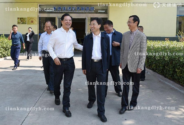 天康集團(tuán)董事長和劉明波密切交流